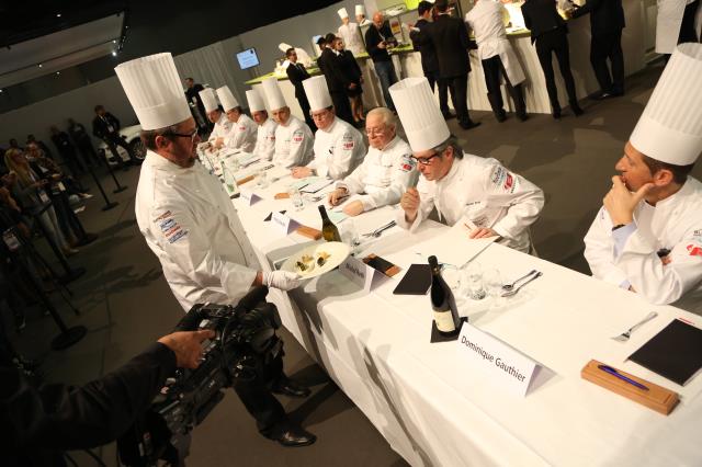 Les membres du jury avec Frédy Girardet et Michel Roth.