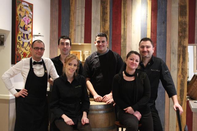 L'équipe de Wine & Tapas : de g. à d. : Antoine Treffet, Laure Robin, Antoine Gabillaut, Antoine Ortis, Sandrine et Benjamin Collombat
