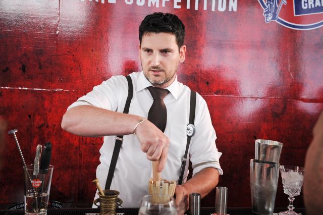 Julien Escot réalise son cocktail, le Caribbean Julep, lors de la compétition pour le Grand prix international Havana Club 2012, en juin dernier, à Cuba.