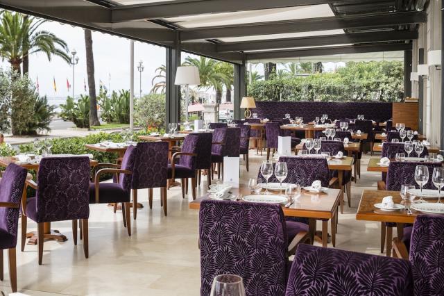 Le restaurant bénéifice de la terrasse couverte climatisée aux cloisons amovibles.