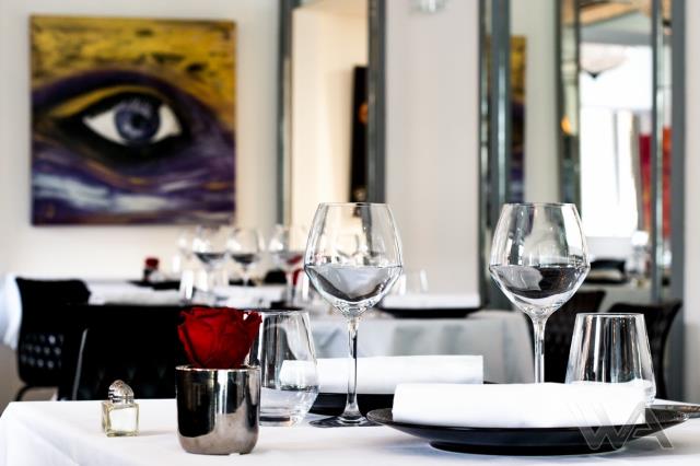 L'établissement joue la carte bistrot chic avec des ambiances variées.