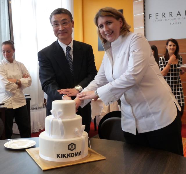 Naoyuki Kiyomatsu, président de Kikkoman Trading Europe, et Stéphanie Le Quellec, chef exécutive au restaurant Hôtel Prince de Galles, coupent le gâteau pour les 20 ans du concours Kikkoman.
