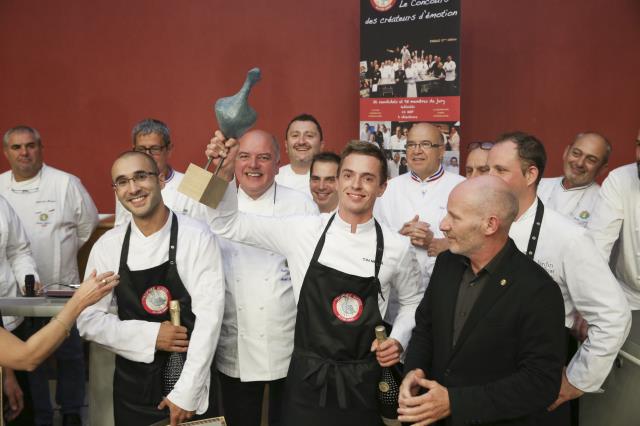 Le gagnant Tom Meyer entouré des membres du jury présidé par Alexandre Kayser, et de Sabine et Frédéric Masse