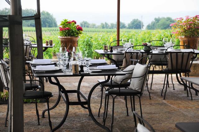 Depuis la terrasse ombragée, vue à 180 degrés sur les vignes du 1er grand cru classé