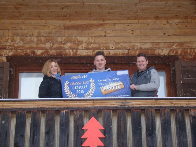Jordan Mugnier (au centre) fier d'avoir récolter un prix de 10 000 euros, qu'il destine à l'établissement familial, L'Olympique.