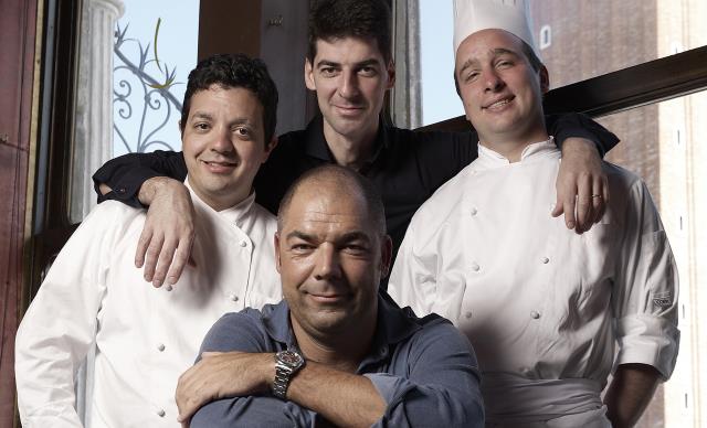 Silvio Giavedoni, chef du Quadri, Massimiliano Alajmo, Denis Mattiuzzi, sous-chef et au premier plan, Raffaele Alajmo.