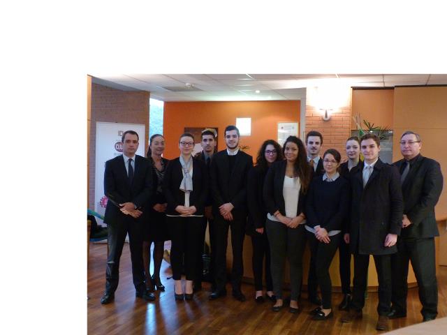 Les étudiants du Lycée d'Occitanie de Toulouse forts demeures expériences à l'international, entourés du proviseur et de leurs enseignants