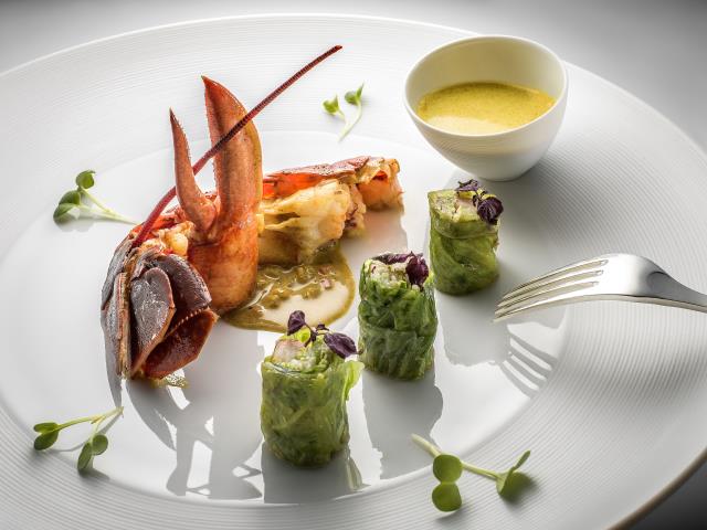 Homard bleu rôti aux épices thaï, jus de presse au chutney d'ananas et poivron, légumes croquants du bout des doigts