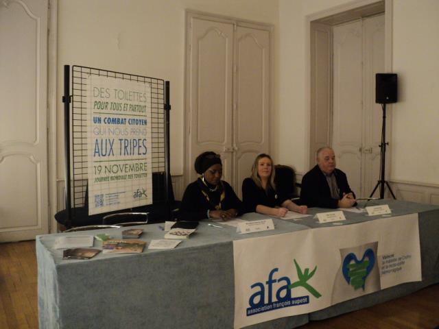 Les trois signataires de la convention : de G. à D., Marie-Catherine TALLOT, adjointe en charge de la Santé, Leny LEJA, bénévole AFA 54 et Michel BEDU, président UMIH 54