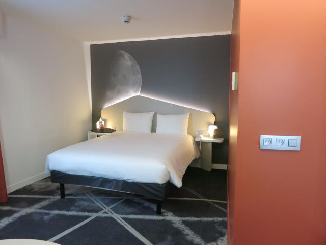 une chambre ibis Styles sous le signe du cosmos