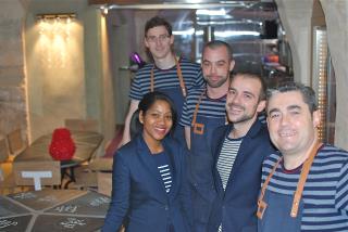 L'equipe de L''Etoile de mer au complet : le chef Stephane Carrade ( premier plan) suivis de Simon...