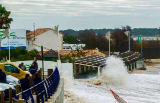 Une houle inhabituelle, venue du Sud-Ouest, a ravagé les établissements du bord de mer.