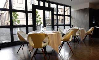 La salle principale qui donne sur la terrasse de 80 m2, au 1er étage du bâtiment.