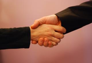Votre manière de serrer la main en dit long sur vous. Les recruteurs la souhaite franche et ferme