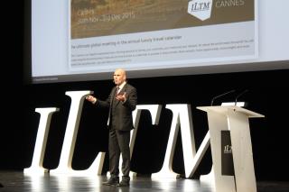 Daniel Trautmann, captant un parterre d'hôteliers lors du salon ILTM Cannes 2015, autour du...