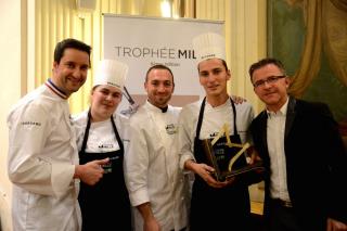 Près de Philippe Mille (à gauche) les vainqueurs du Trophée 2015, Océane Huchard et Nathan Amran du...