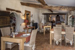 Au moment du changement de la table d'hôtes au restaurant, la salle a été entièrement repensé et...