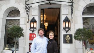 Dominique et Valérie Berrurier devant l'Hôtel Vendôme