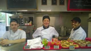 Trois stagiaires de l'Atelier de cuisine nomade