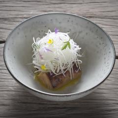 Foie Gras Poilé, pulpe de citron rôti, poivre Tchuli et Émincé de Choux rave.