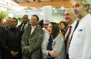 De g à d : Paul Obadia, commissaire du salon, Babette de Rozières, George Pau-Langevin, Marcel...