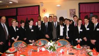 Les jeunes avec Jean-Louis Jama (président Umih 45), Bernard Vaussion et Gérald-Louis Canfailla (au...