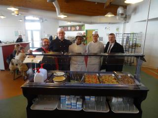 Le proviseur du lycée Auguste Escoffier d'Eragny, Philippe leboul en visite au restaurant scolaire...
