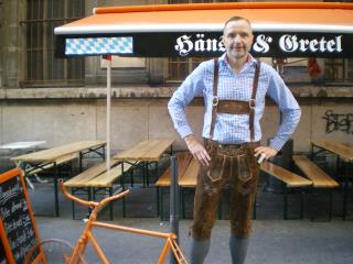 Le gérant James Bansac porte, comme ses serveurs, le costume bavarois dans son établissement !  