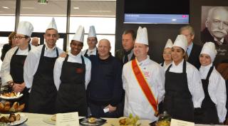 Les stagiaires, les partenaires, Thierry Marx et Eric Sikora, devant le buffet préparé.