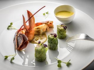 Homard bleu rôti aux épices thaï, jus de presse au chutney d'ananas et poivron, légumes croquants...