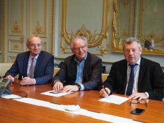 De g à d : Jacques Barré, René-Marc Chikli et Roland Héguy, lors de la signature du protocole rue...