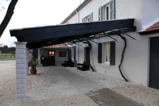 Aménagé au rez-de-chaussée, le restaurant bénéficie d'une terrasse couverte et d'un vaste jardin...