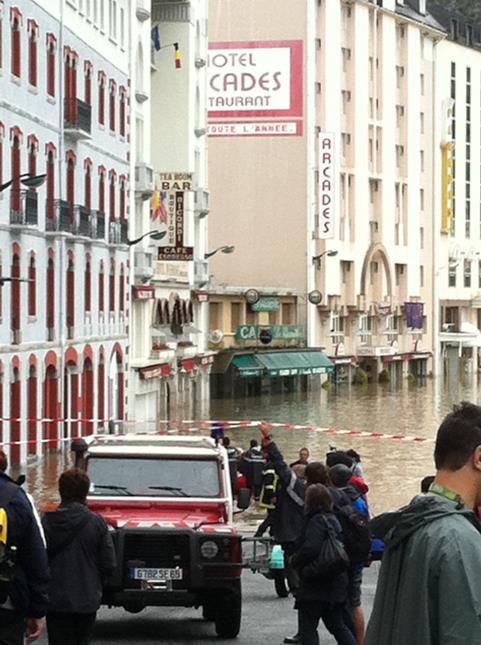 Les secours s'activent dans la ville basse envahie par les eaux du Gave de Pau
