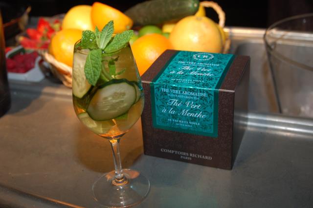 Une autre facette du talent de Victor, ses recettes d'infusions froides pour Richard. Ici, thé vert, menthe et concombre...