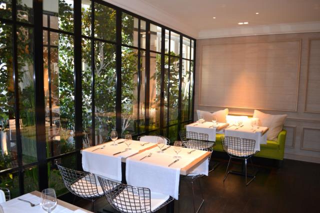 Le restaurant Le Lulli donne sur les jardins du Palais-Royal.