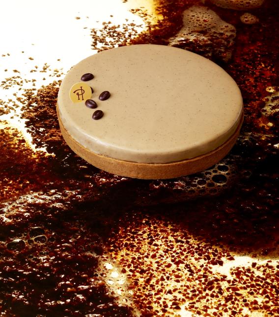 Tarte infiniment café Bourbon pointu de La Réunion : pâte sablée, biscuit imbibé au café, ganache et crème chantilly au café Bourbon Pointu de la Réunion.