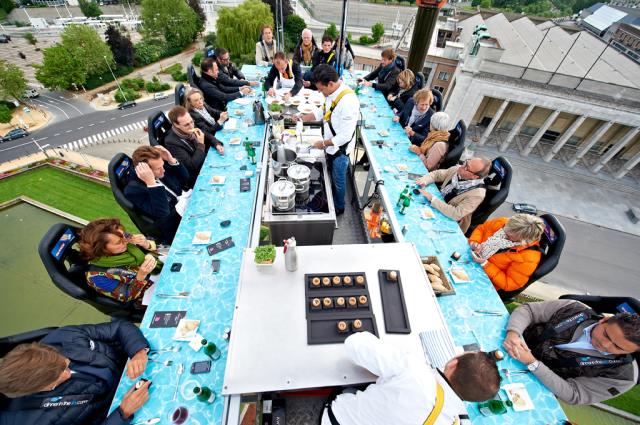 Dinner in the sky, une table de 22 couverts à 50 mètres du sol.