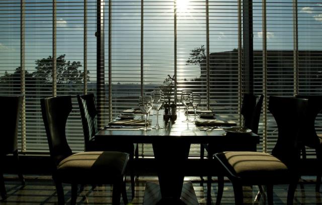 Le restaurant situé en terrasse offre une vue sur le Golden Horn et la ville.