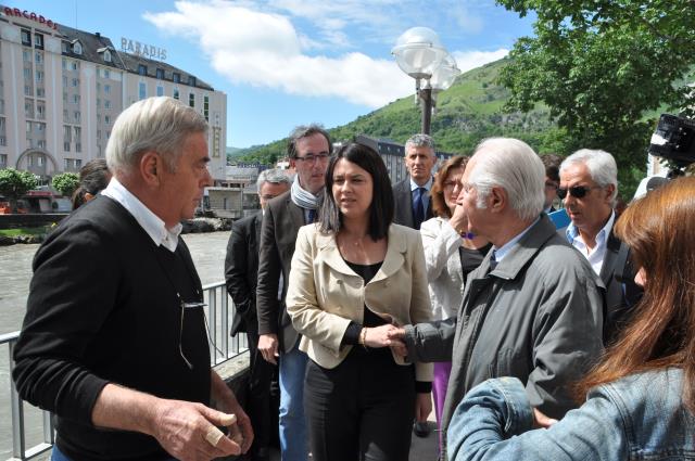 Sylvia Pinel était à Lourdes avec les professionels, samdi 22 juin. Elle sert la main à Jean Buscail, dont l'hôtel Arcades, situé dans la ville basse de Lourdes, a été très sérieusement endommagé.
