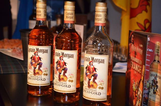 Captain Morgan est une boisson à base de rhum des Caraïbes distillée trois fois, puis macéré dans des épices et arômes naturels. Il doit être servi avec du cola et une tranche de citron vert. Un after. Il est désormais distribué en France par Moët Henness
