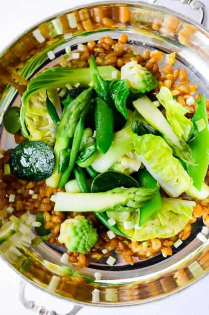 Petit épeautre et cédrat cuisiné en cocotte de fonte, primavera de légumes verts