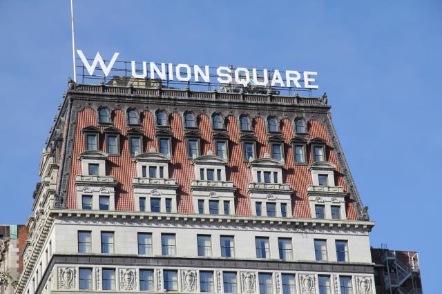 Parmi les 6 établissements du groupe choisis pour être rénovés,L'hôtel W d'Union Square bénéficie d'une rénovation qui a commencé le mois dernier avec un nouveau salon.