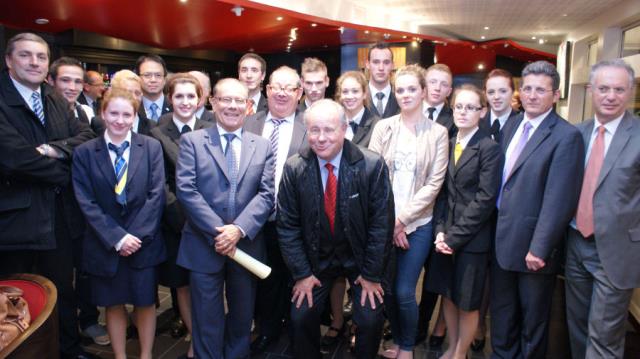 Les 12 candidats en service et commercialisation, parrainés par Gérald Louis Canfailla, les membres du jury, et Michel Lugnier.