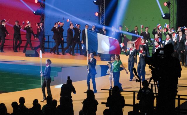 L'Equipe de France des métiers, qui représente 45 jeunes, lors de l'ouverture de la cérémonie à Leipziger Messe à Leipzig (Allemagne).