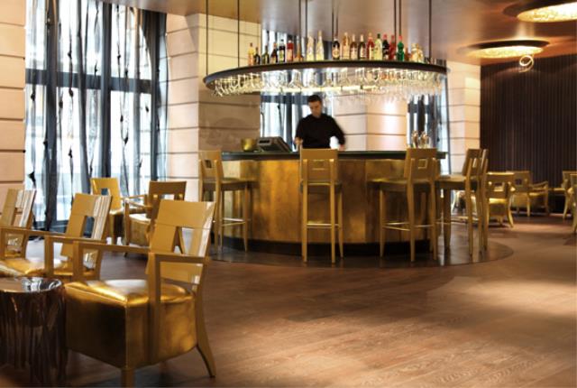 Le Lolabar propose une carte de tapas composée des meilleures spécialités de la gastronomie espagnole, ainsi qu'une grande variété de cocktails sélects.