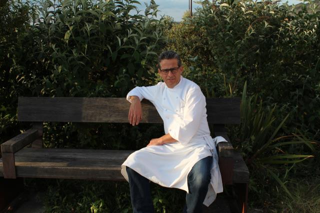 Le chef étoilé Jean-Yves Guého a concocté un menu pour 210 personnes le 10 juin dernier à la Cantine du Voyage, à Nantes (44).