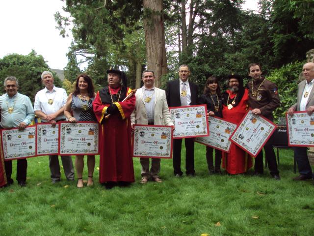 Les récipiendaires arborants leurs diplômes d'honneur, au centre Bernard Tardif, à droite Philippe Gardette entre Pascal Guerreau et Alexandra Vesic.