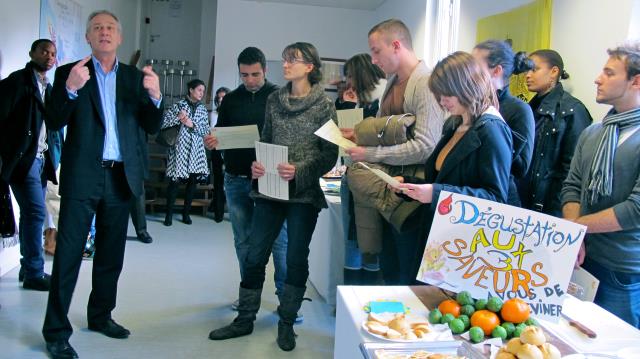 Une fois par an, Patrick Portier ( à gauche) organise une remise des diplomes