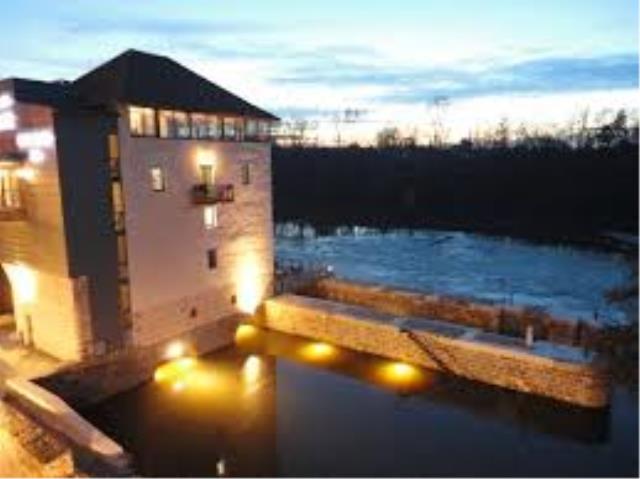 L'ancien moulin surplombe le lot, ajoutant au charme de l'hôtel