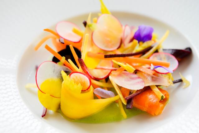 Lait de tofu, imprimé d'herbes tendre, premières crudités